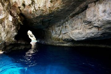 Grotte marine: un mondo nascosto da scoprire via mare